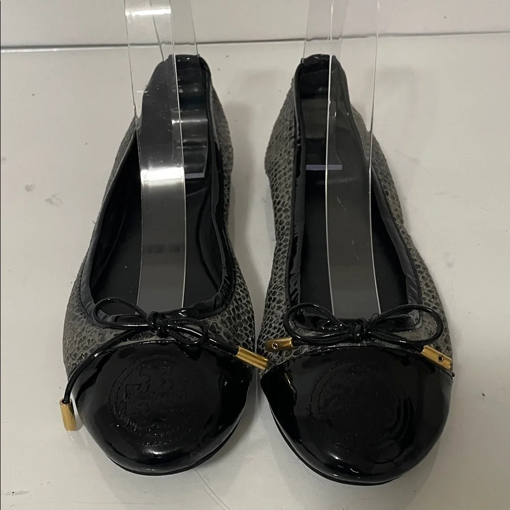 Tory Burch Black and Textured Gray Loafers with Bow - Picture 2 of 10